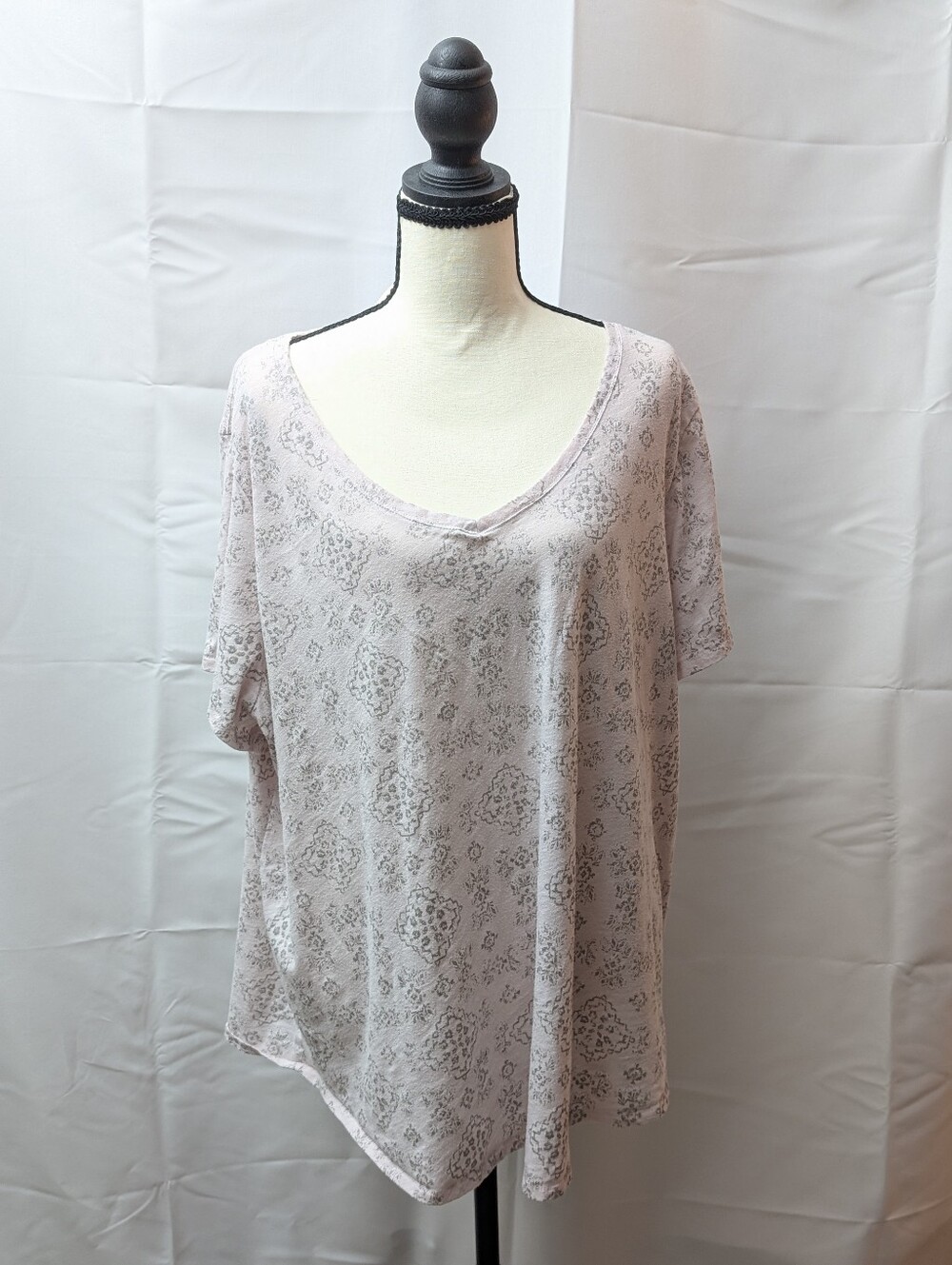 Sonoma Goods For Life Pink V-neck Tee with Silver medallion Print Size 2X